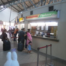 トランスナショナル社のカウンター、ＫＬ国際空港行きです。