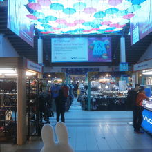 お土産屋や食事できるお店などが入っています。