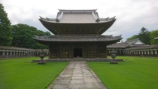 芝生と伽藍の綺麗な国宝!!