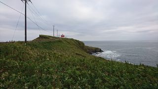 岬の赤い灯台が岬の写真に映えました