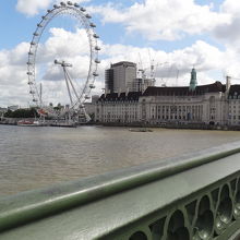 前方にロンドンアイ。