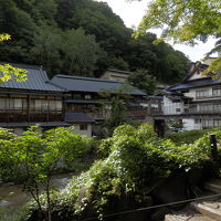 宿泊棟は川を渡った対岸です。