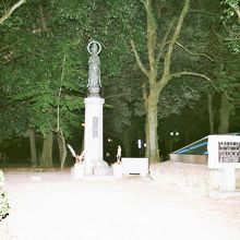 平和乃観音像と被爆犠牲者記名板。