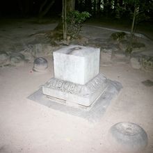 被爆した墓石。