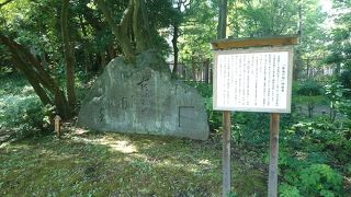 「古池や」の句碑