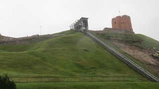 街外れにある小高い丘の上に在る小さな城です