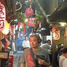 二人並んで歩けないほどの横丁に飲み屋さんなどがびっしり。