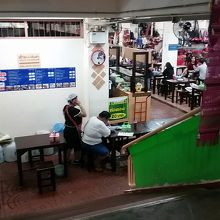 半地下に食堂フロアがある