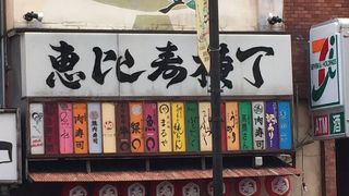 週末は大混雑！人気の屋台街！