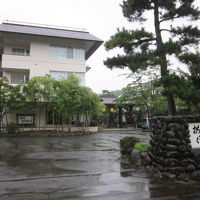 駐車場からの門構え