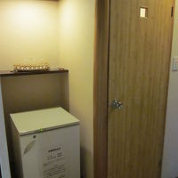 空の冷蔵庫とトイレ