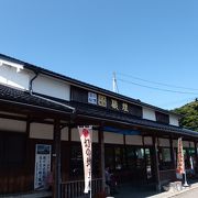 広い駐車場と小さいお店