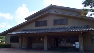 興味深い展示品+セルフサービスのお茶