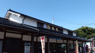 広い駐車場と小さいお店