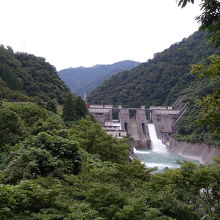ダム展望台から見た宇奈月ダム