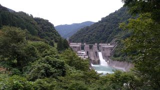 駅から歩いて行けるダム
