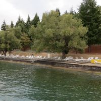 湖岸には、ビーチチェアが並んでいます。