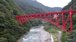 赤い橋を渡るトロッコを見られる絶景スポット