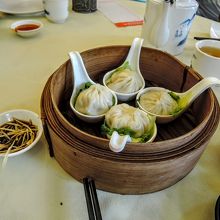 小籠包はおすすめですが、時間がかかるので、真っ先に注文すべし