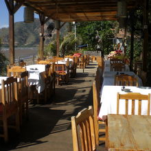 主な客席は、奇麗な海岸が見える、海沿いに配置されています。