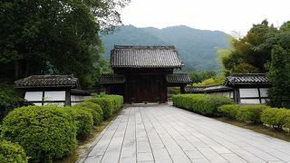 真ん中ではなく脇の小さい門が開いている