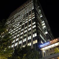 夜に見たホテル外観。仙台トラスト・タワーの上層階にあります。