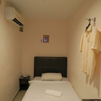 窓はなく狭いシングルルーム