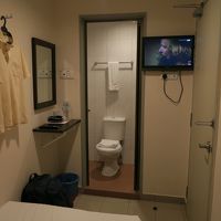 テレビ、エアコンの設備、500mlの飲料水がサービス