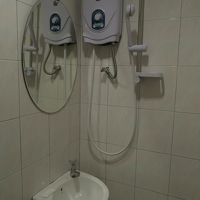 シャワールームは狭い