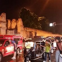 ターペー門あたりは、客待ちのソンテオやトゥクトゥクが多い