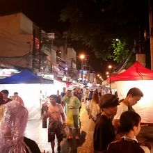 小雨の中でも多くの観光客