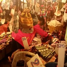 メイン道路は雑貨類が多い