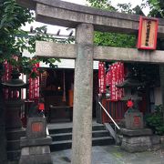 狭い境内の神社