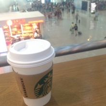 空港をながめながら、コーヒーをいただきました。