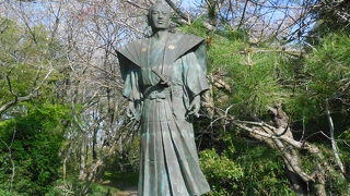 ダウンゼント・ハリス像と散策路を挟み建立