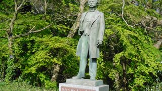 堀田正睦の銅像と散策路を挟む