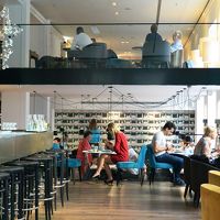 朝は朝食会場、夜はバー