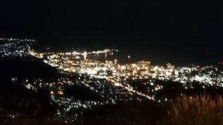 夜の山道は真っ暗です。