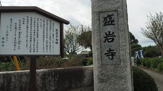 ちょっとした丘の上にあります