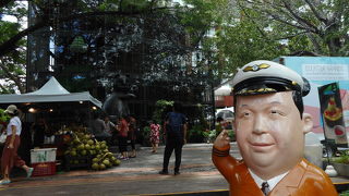 カフェーに雑貨店が集うモール