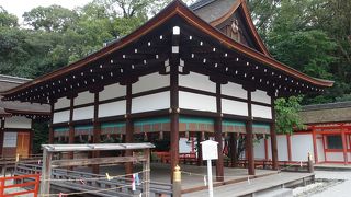 楼門を入って右です