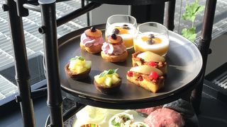 大都会の景色と優雅な空間でいただくアフタヌーンティー