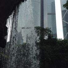 滝の裏側に回れます