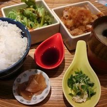 比内地鶏の竜田揚げおろしポン酢…味噌汁は具だくさん