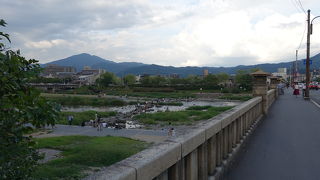 鴨川デルタを橋上から眺められます