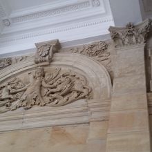 壁の彫刻も美しい