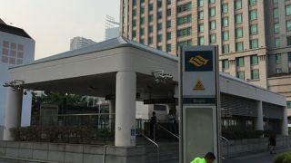 乗り換え駅と下町ブギスの玄関