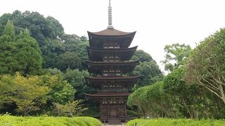 周囲を緑に囲まれた細身の塔