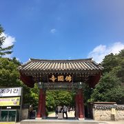 韓国の名勝・史跡第１号、「石窟庵」とあわせてユネスコ世界文化遺産に登録されています。