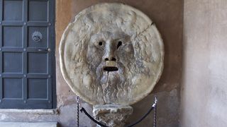 募金用の小銭を片手に